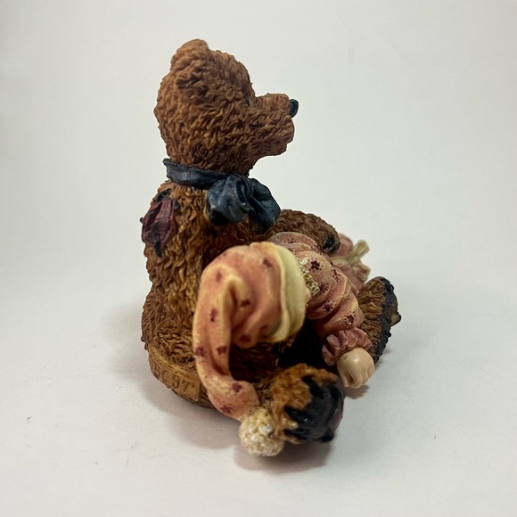 Boyds’ Collection Resin Figurine. #3527, Shelby….Asleep in Teddy’s Arms. - Picture 3 of 6